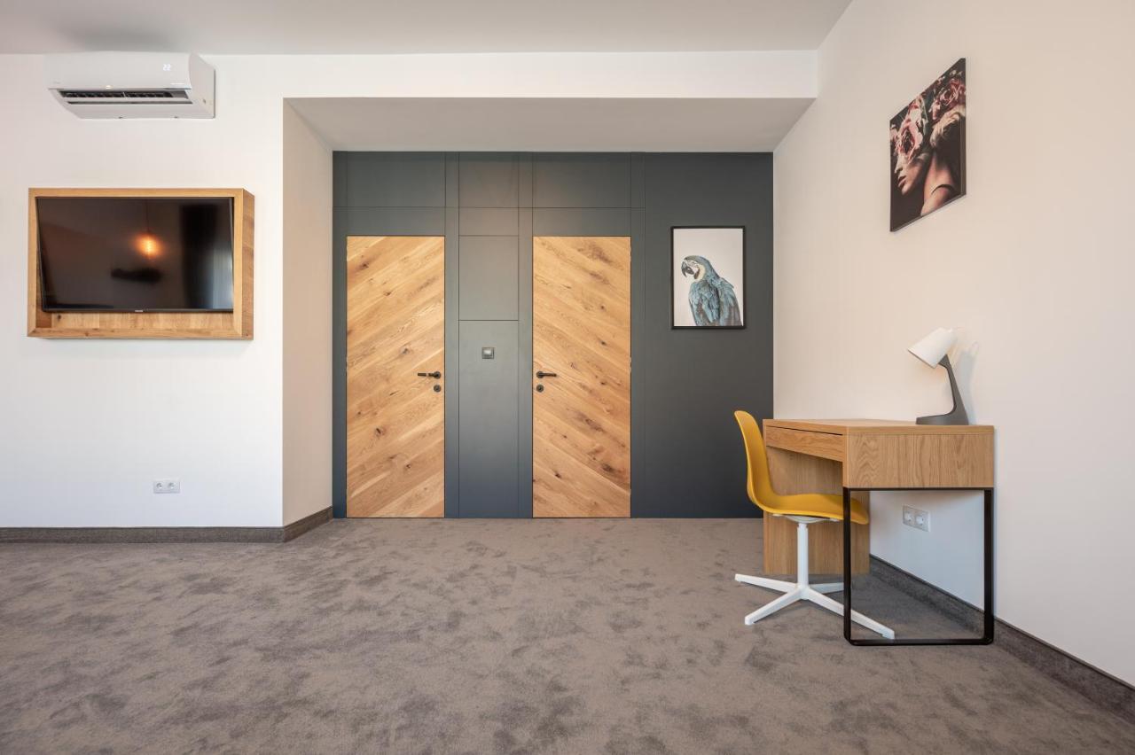 Calvin Aparthotel Oradea Bagian luar foto