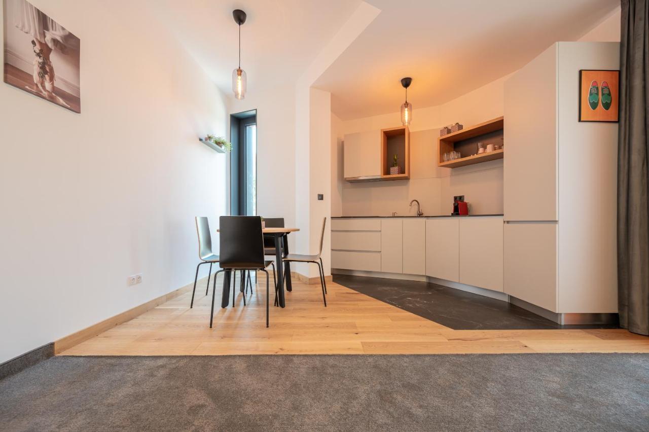 Calvin Aparthotel Oradea Bagian luar foto