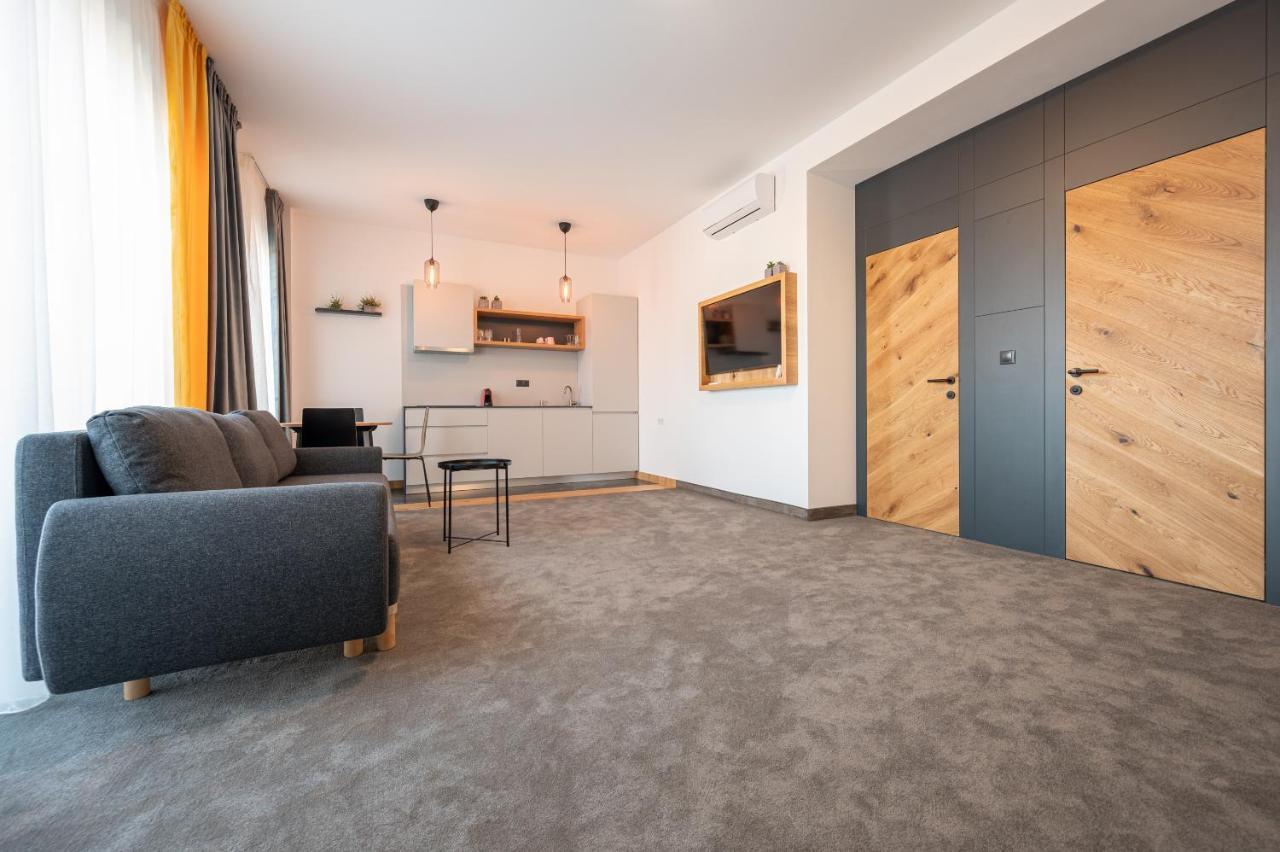 Calvin Aparthotel Oradea Bagian luar foto