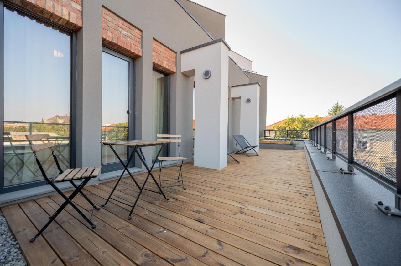 Calvin Aparthotel Oradea Bagian luar foto