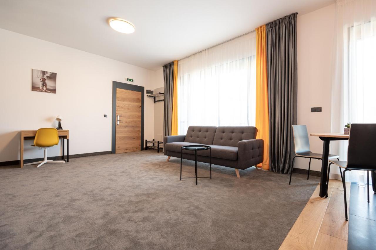 Calvin Aparthotel Oradea Bagian luar foto