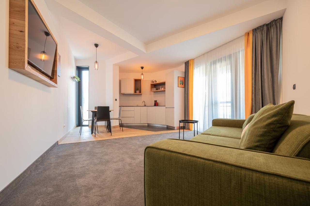 Calvin Aparthotel Oradea Bagian luar foto