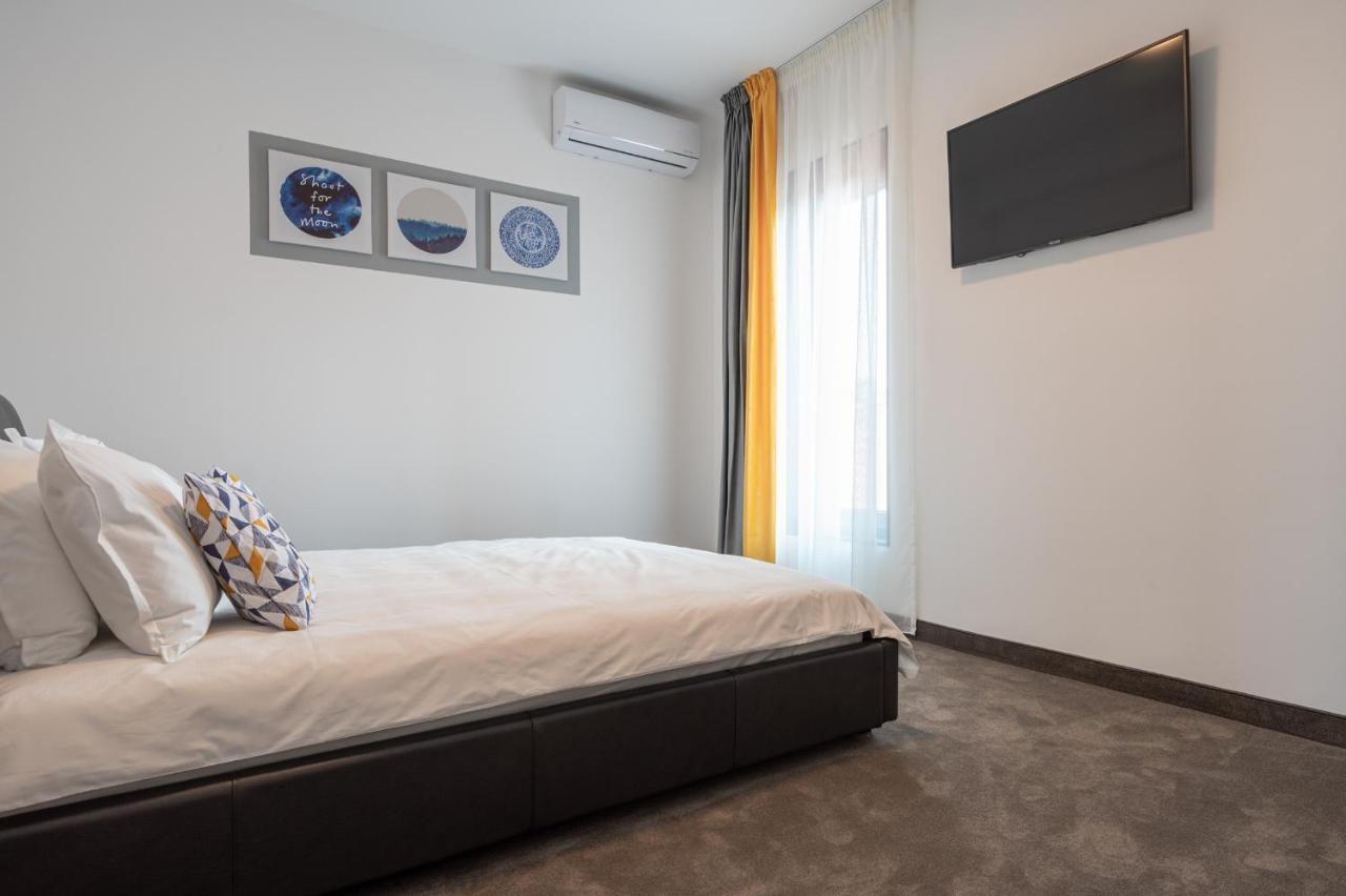 Calvin Aparthotel Oradea Bagian luar foto