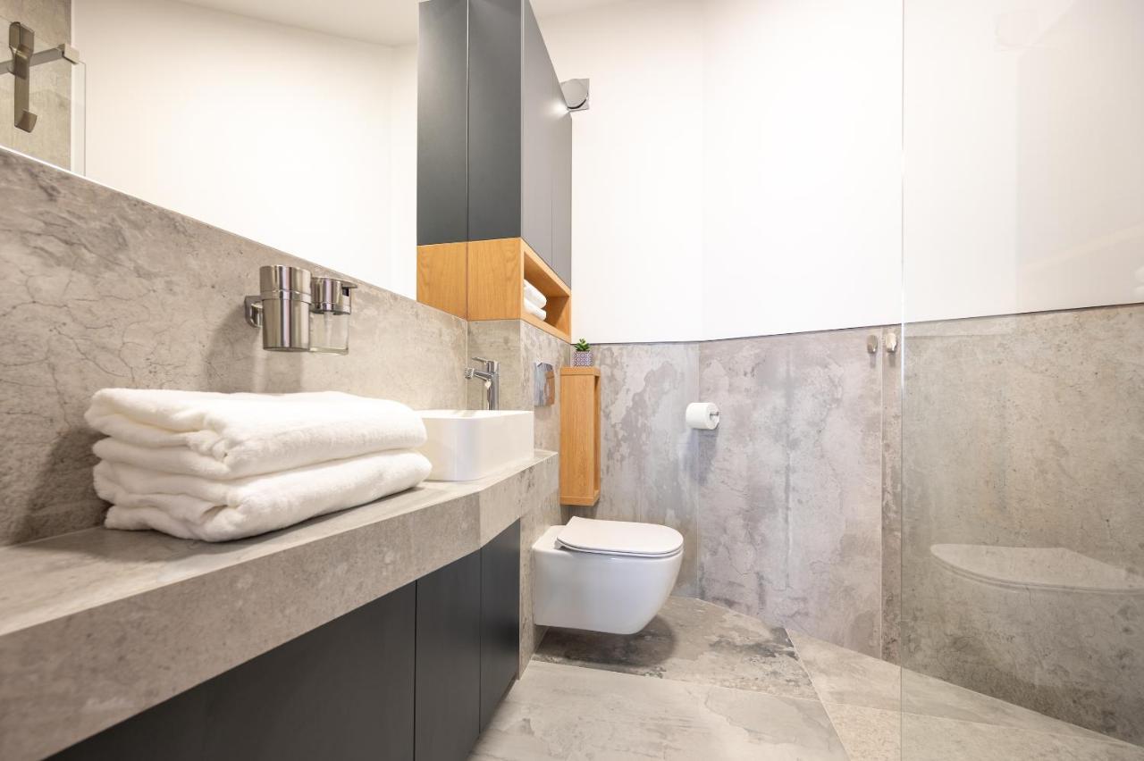 Calvin Aparthotel Oradea Bagian luar foto