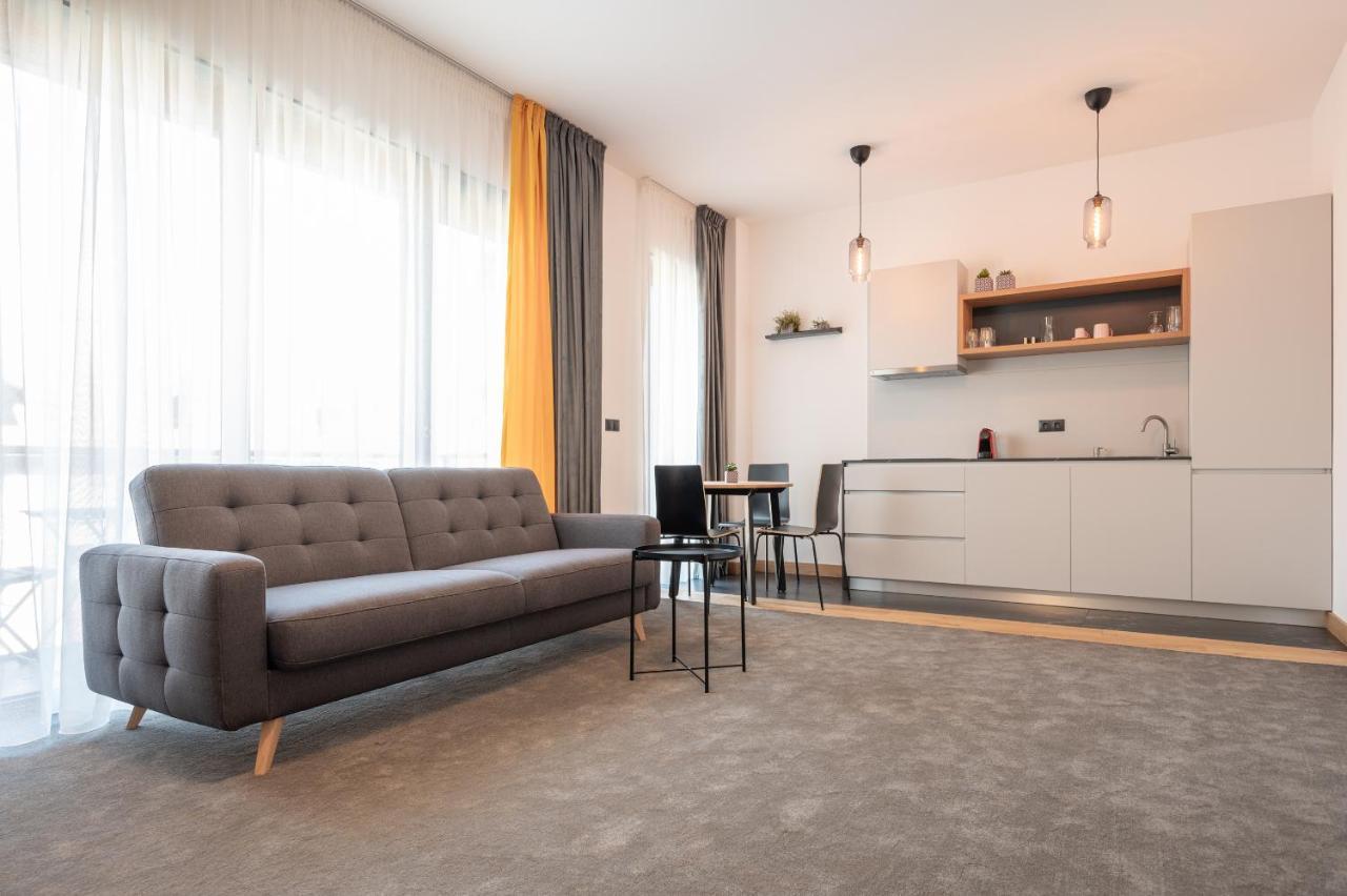 Calvin Aparthotel Oradea Bagian luar foto