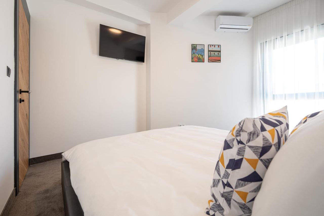 Calvin Aparthotel Oradea Bagian luar foto