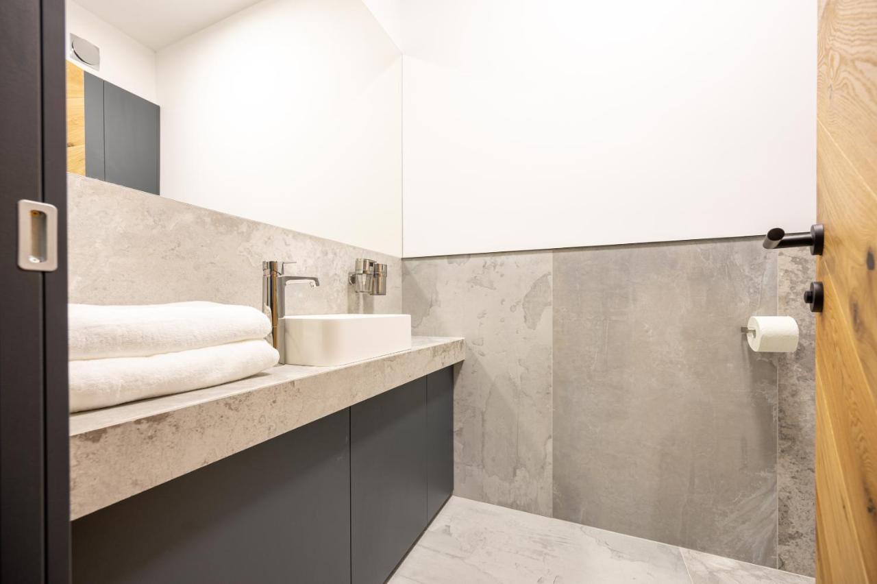 Calvin Aparthotel Oradea Bagian luar foto