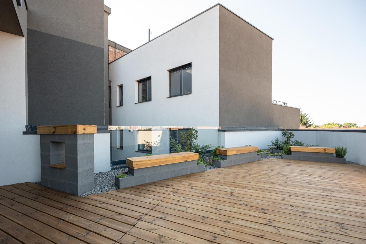 Calvin Aparthotel Oradea Bagian luar foto