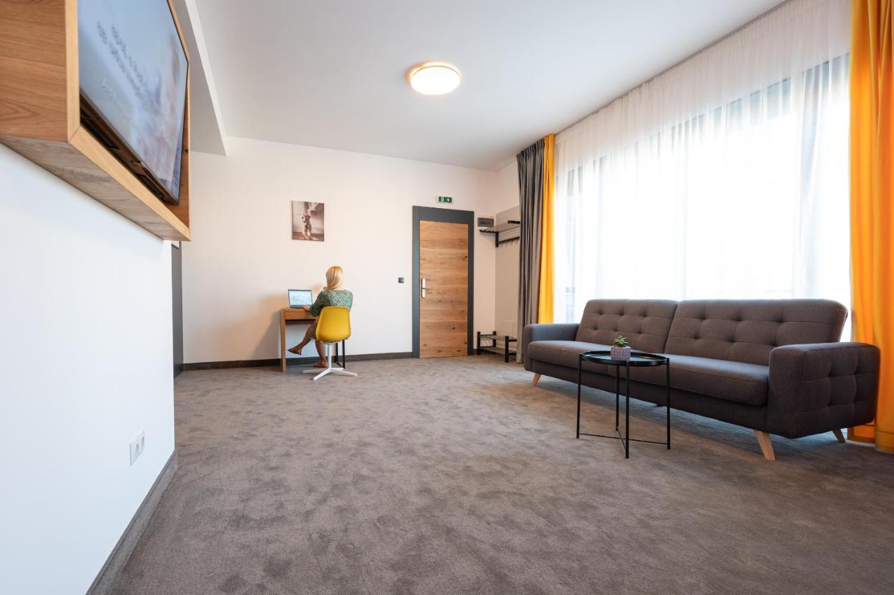 Calvin Aparthotel Oradea Bagian luar foto
