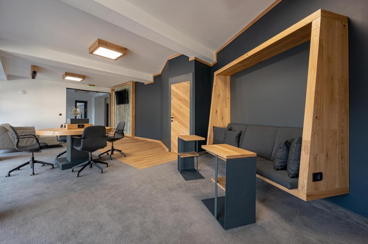 Calvin Aparthotel Oradea Bagian luar foto